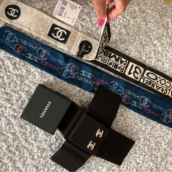 ⛳️⛳️ CHANEL Black and Ivory  Silk Bandeau Scarf - Picture 3 of 5